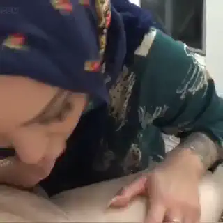 Yarrağa susamış türbanlı hatun dediler gibi sakso çekiyor - Türbanlı